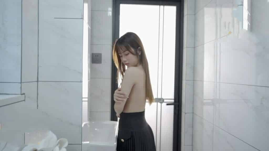 Cậu em trai dâm đãng trộm nhìn chị gái tắm khi bố mẹ vắng nhà