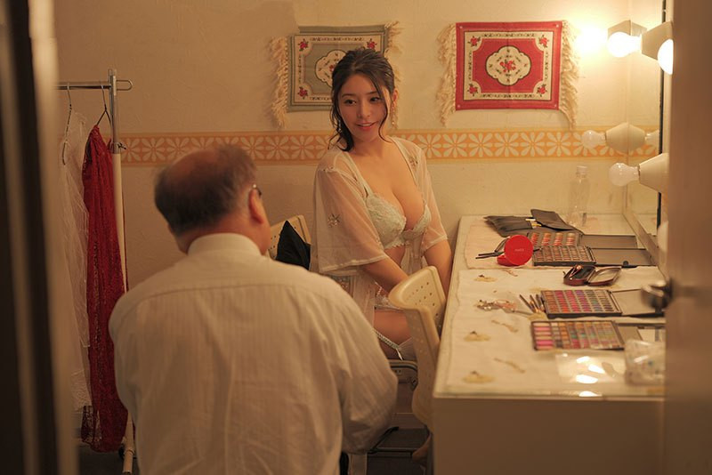 Cô vợ trẻ thiếu thốn tình dục đi làm gái gọi để được thỏa mãn bản thân