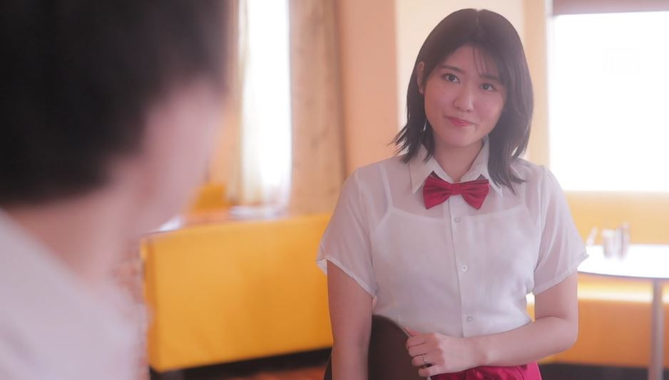 Đi làm thêm, cô vợ trẻ phải lòng chàng sinh viên năm nhất